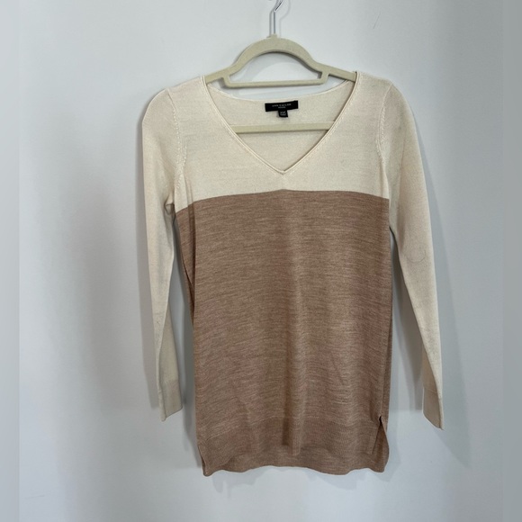 NWOT Ann Taylor V Neck Sweater - Picture 1 of 6